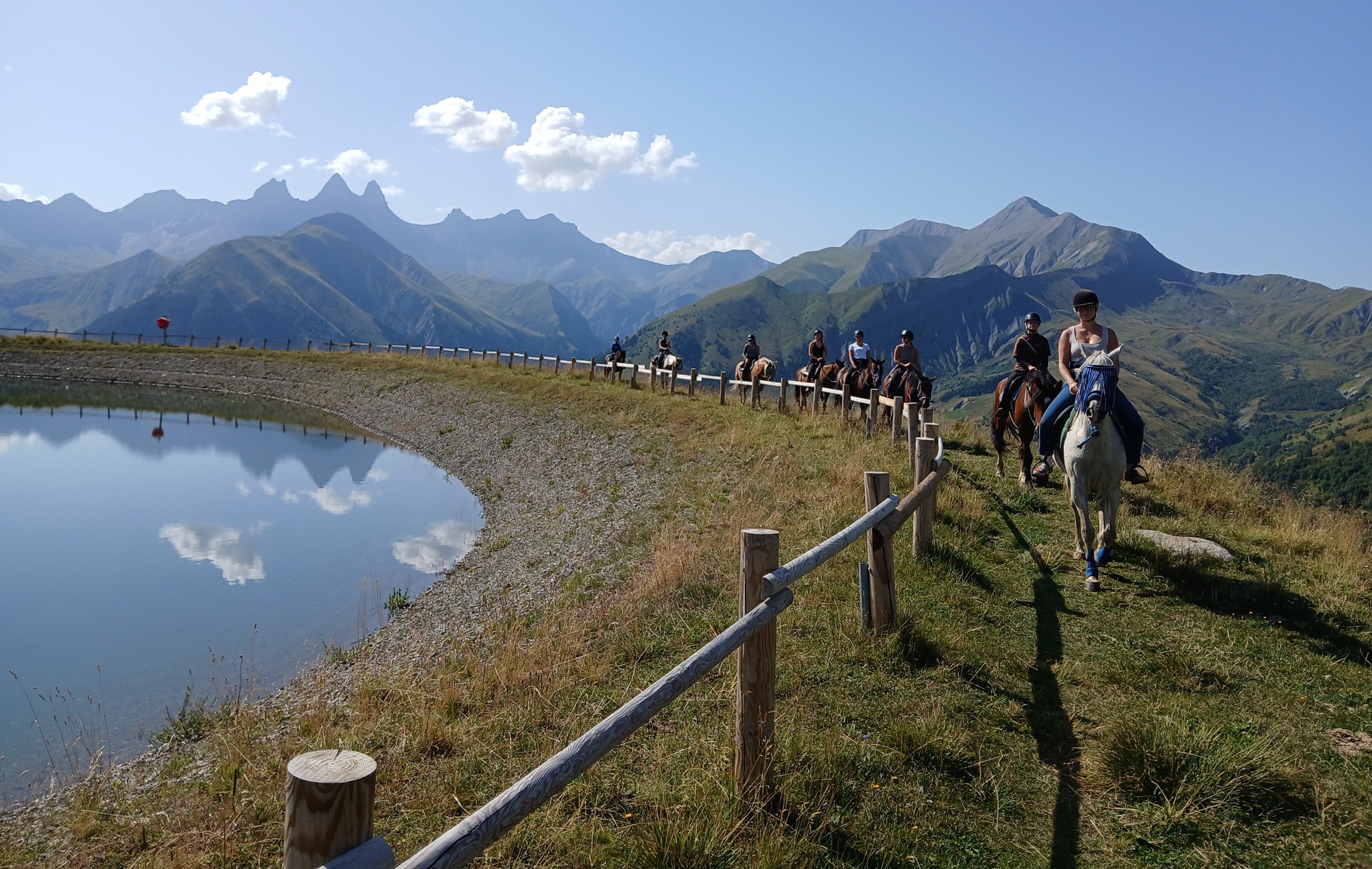 Randonnée à cheval autour d’un lac en montagne à Saint-Sorlin-d’Arves